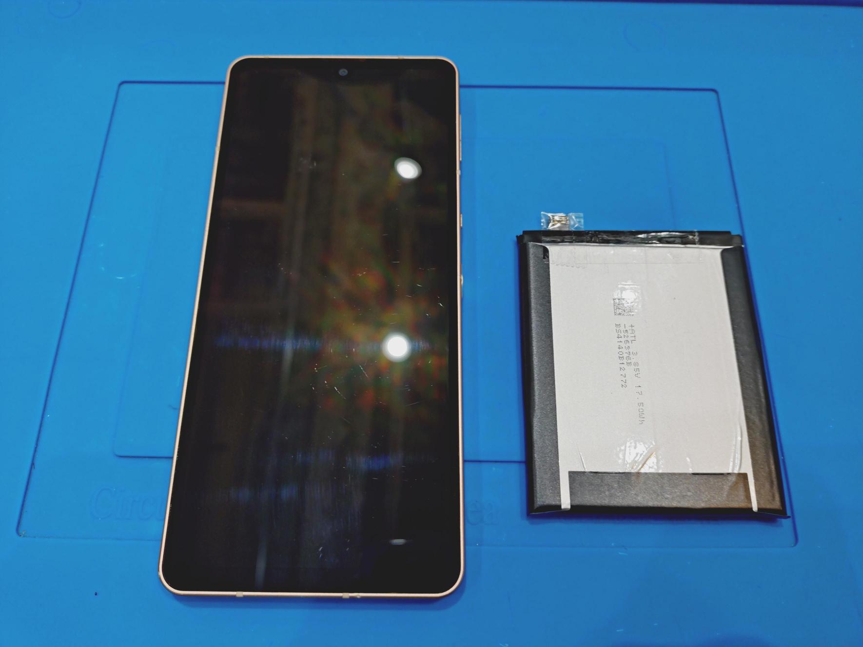 AQUOS sense6の電池の減りが早くなったバッテリーの交換は【スマホ修理工房 池袋P'パルコ店】